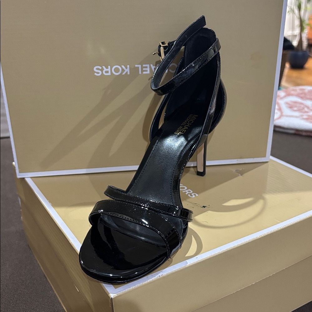 EUC • Michael Kors • Kimberly Patent Sandals - Picture 5 of 6